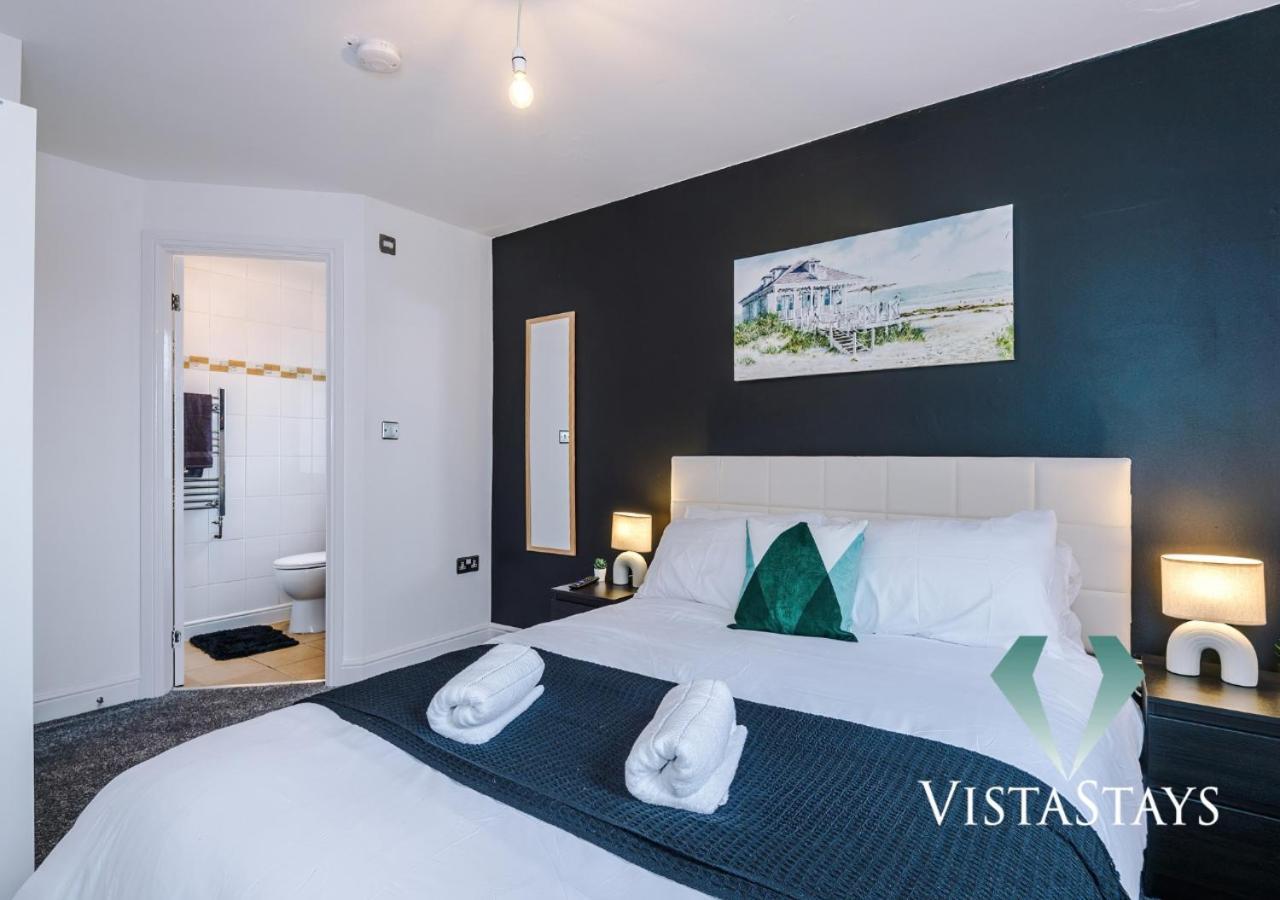 Large 5 Bedroom House With Pool Table & Parking By Vista Short Lets Holiday home