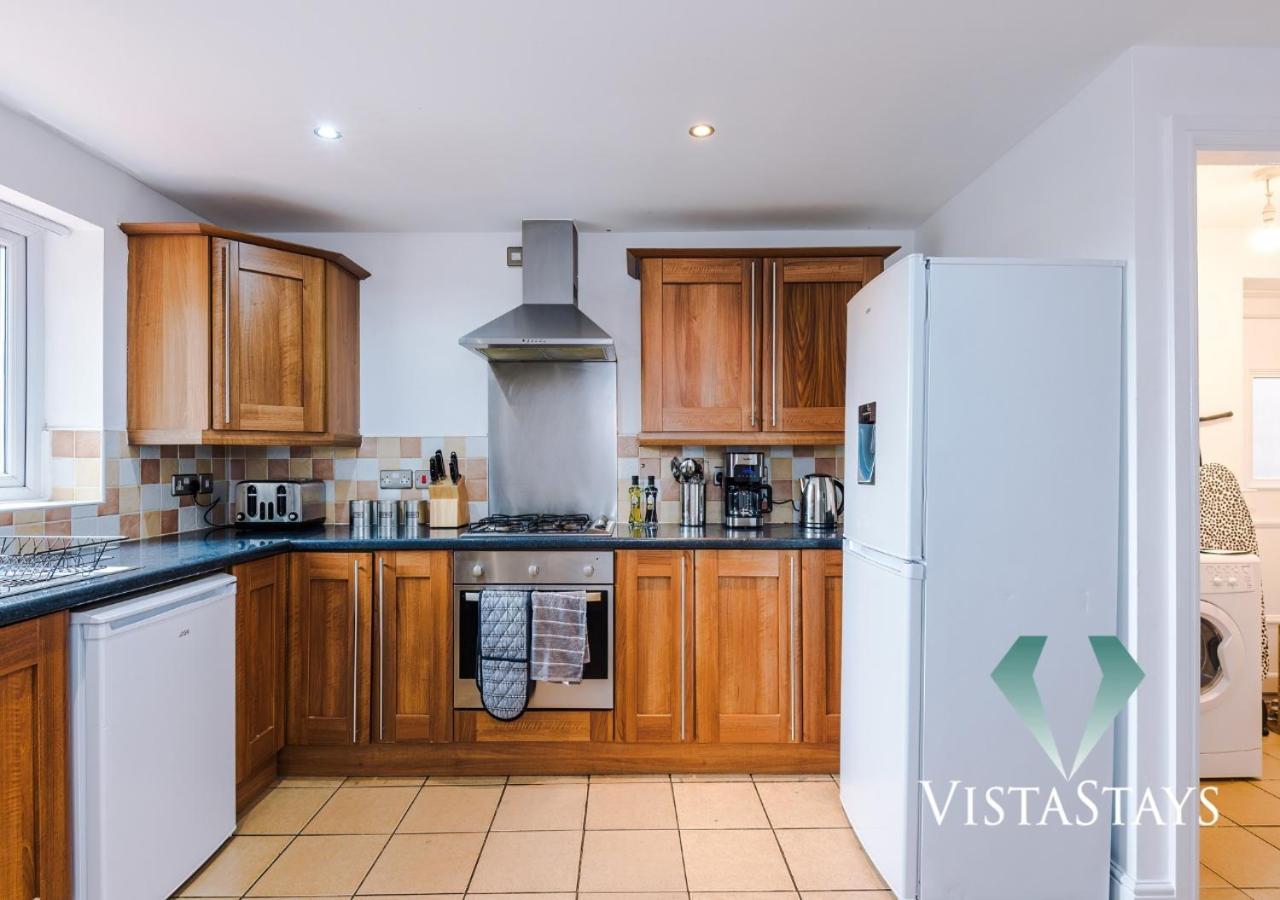 Large 5 Bedroom House With Pool Table & Parking By Vista Short Lets Holiday home Manchester