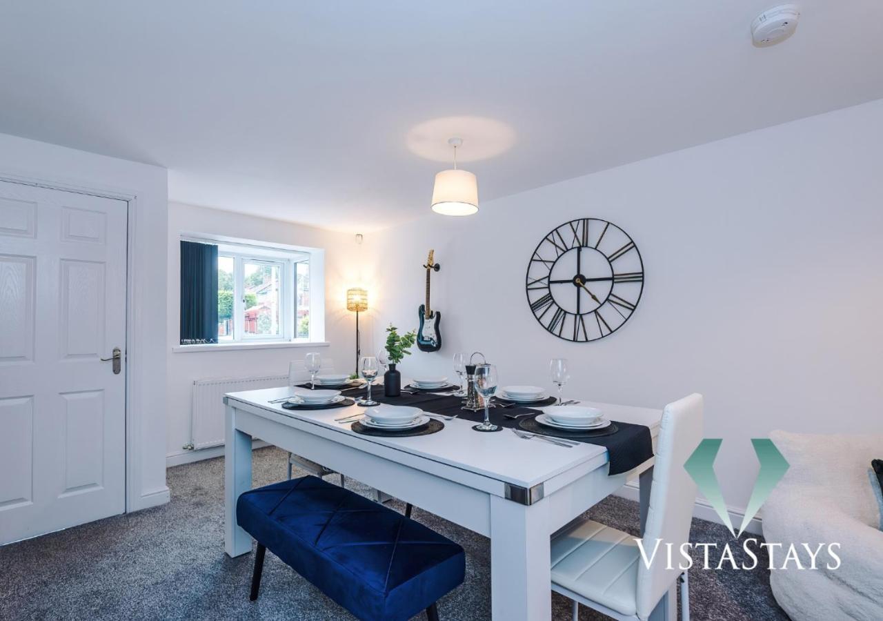 Holiday home Large 5 Bedroom House With Pool Table & Parking By Vista Short Lets Manchester