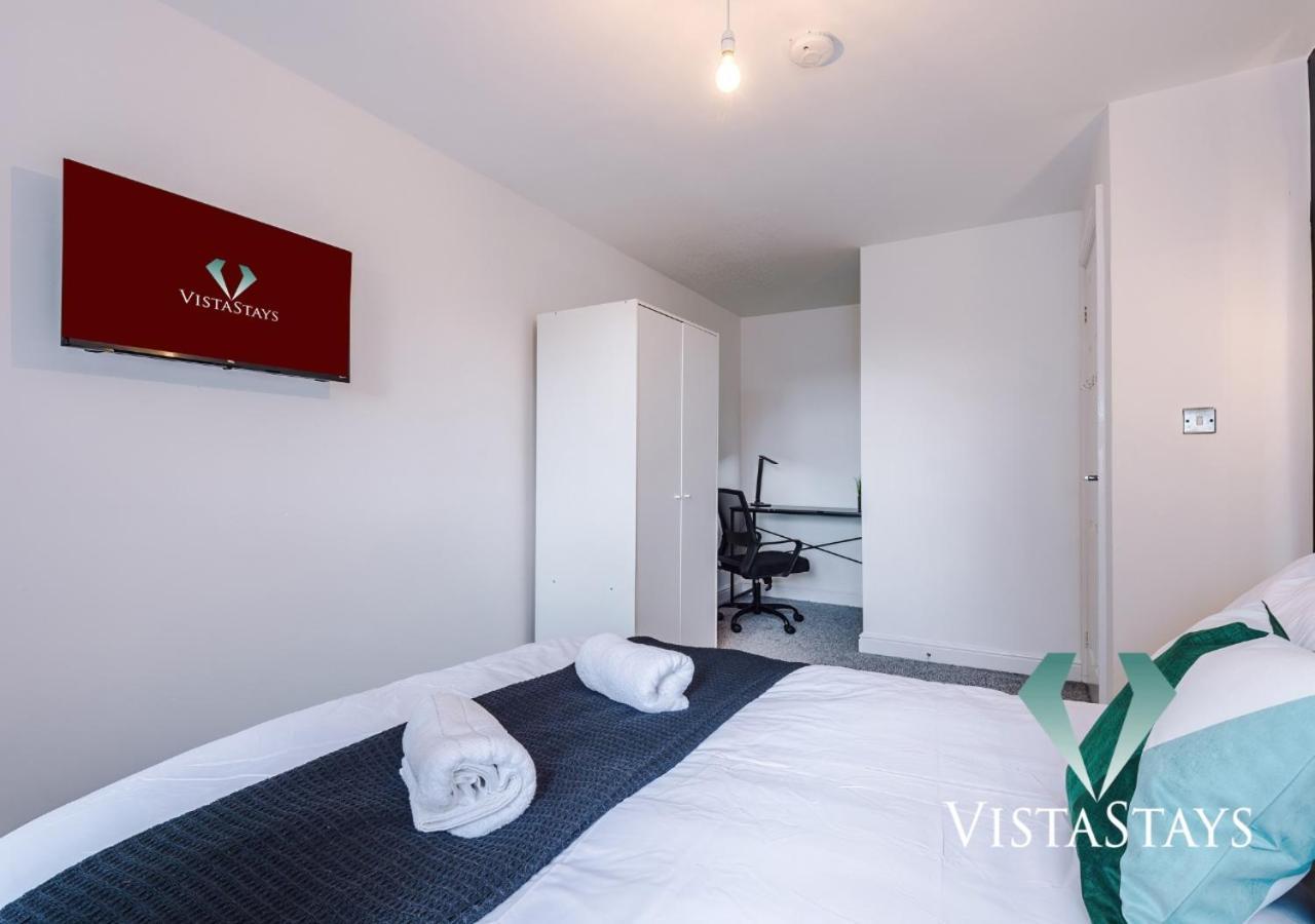 Holiday home Large 5 Bedroom House With Pool Table & Parking By Vista Short Lets