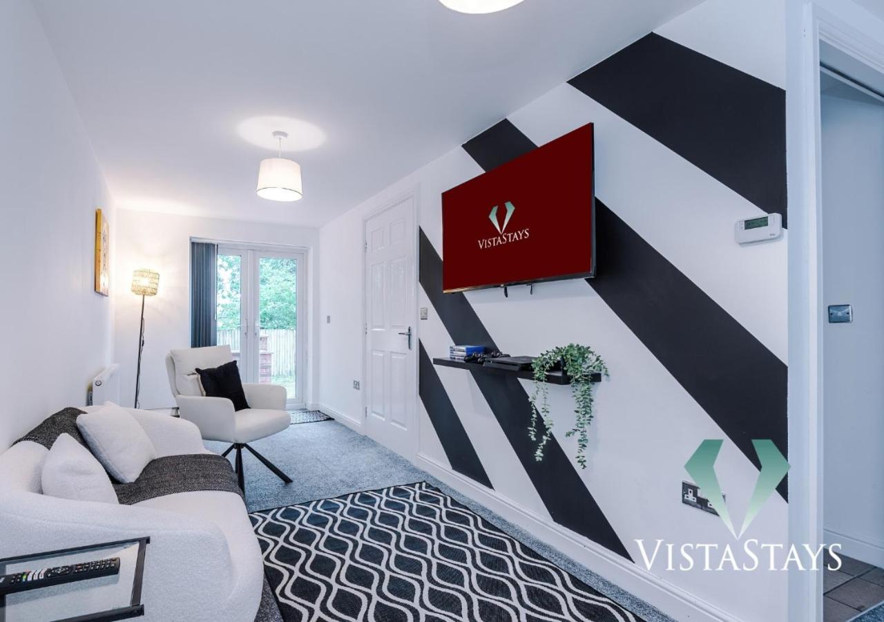Holiday home Large 5 Bedroom House With Pool Table & Parking By Vista Short Lets *