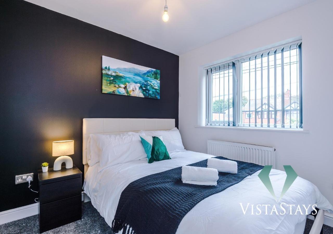 Holiday home Large 5 Bedroom House With Pool Table & Parking By Vista Short Lets Manchester