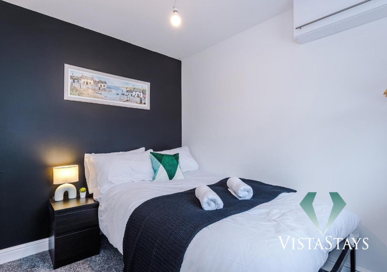 Large 5 Bedroom House With Pool Table & Parking By Vista Short Lets