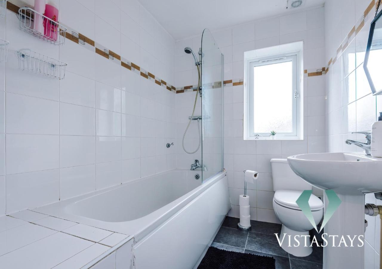 Large 5 Bedroom House With Pool Table & Parking By Vista Short Lets Holiday home *